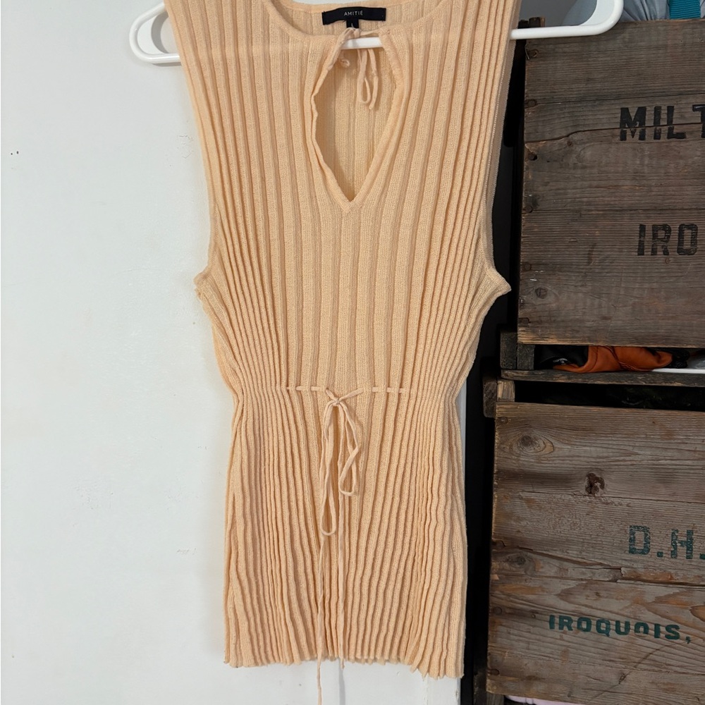 Amitié Sleeveless Ribbed Keyhole Tank Top in Peach Size Large